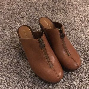 Marc Fisher clogs